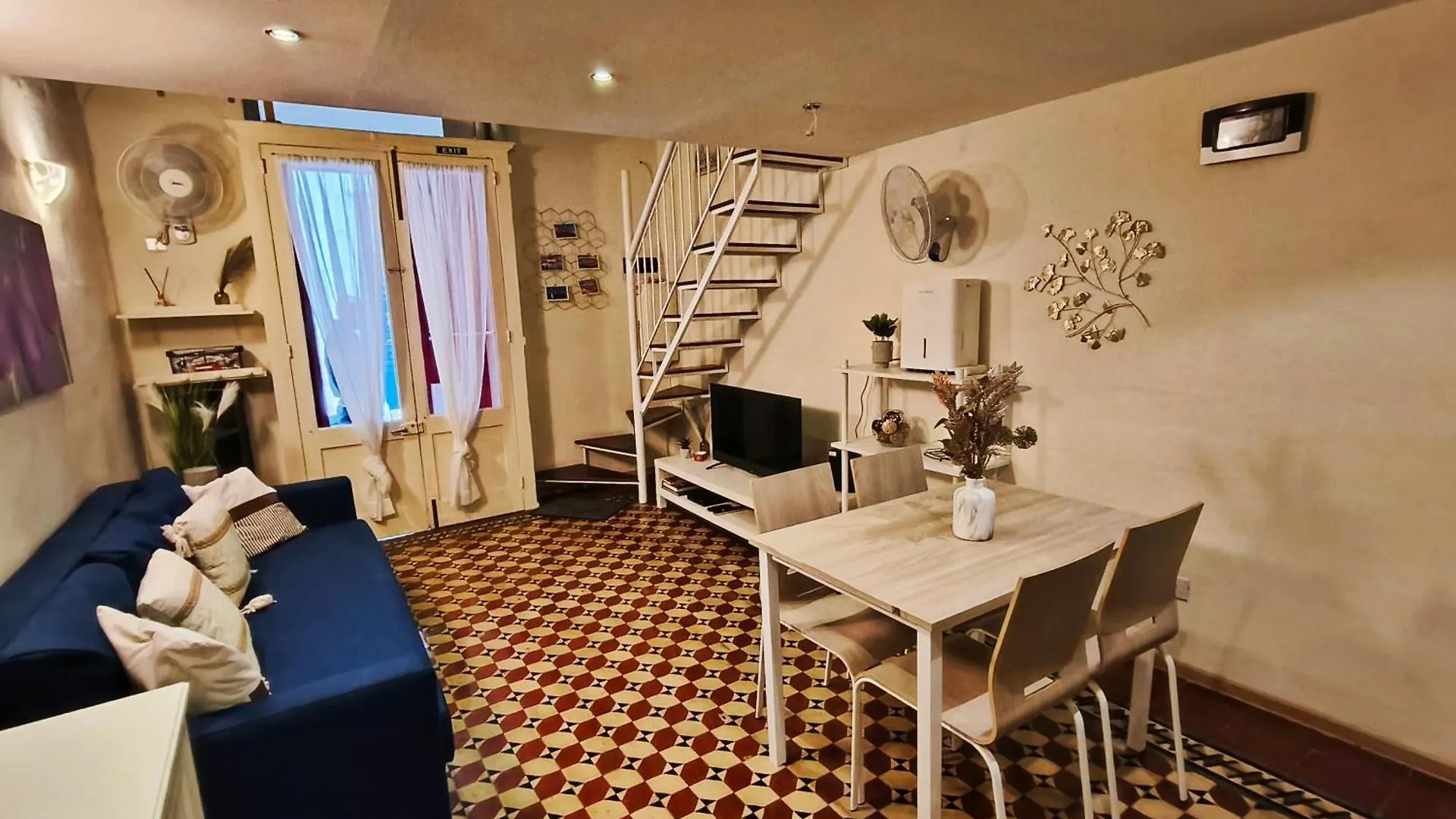 Charming Duplex House, Cinema Room, Valletta Centre 0*,  Malta
