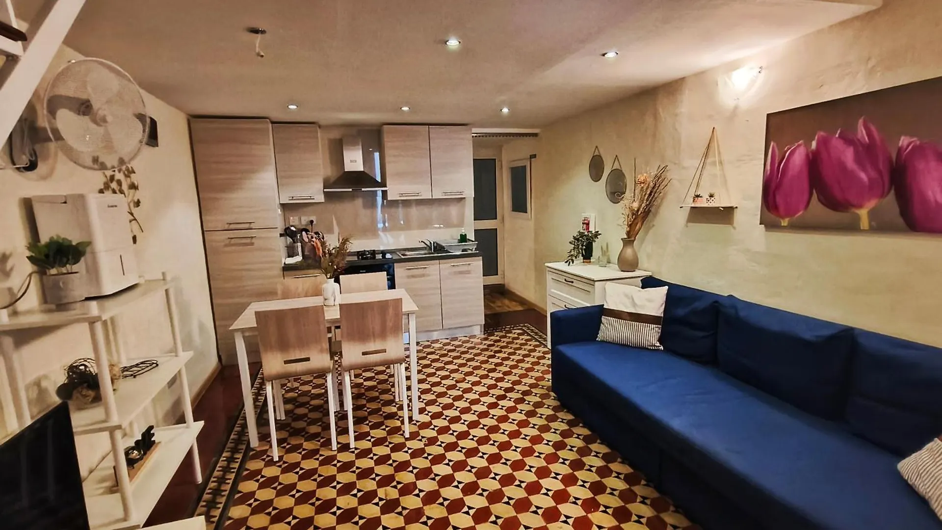 Charming Duplex House, Cinema Room, Valletta Centre