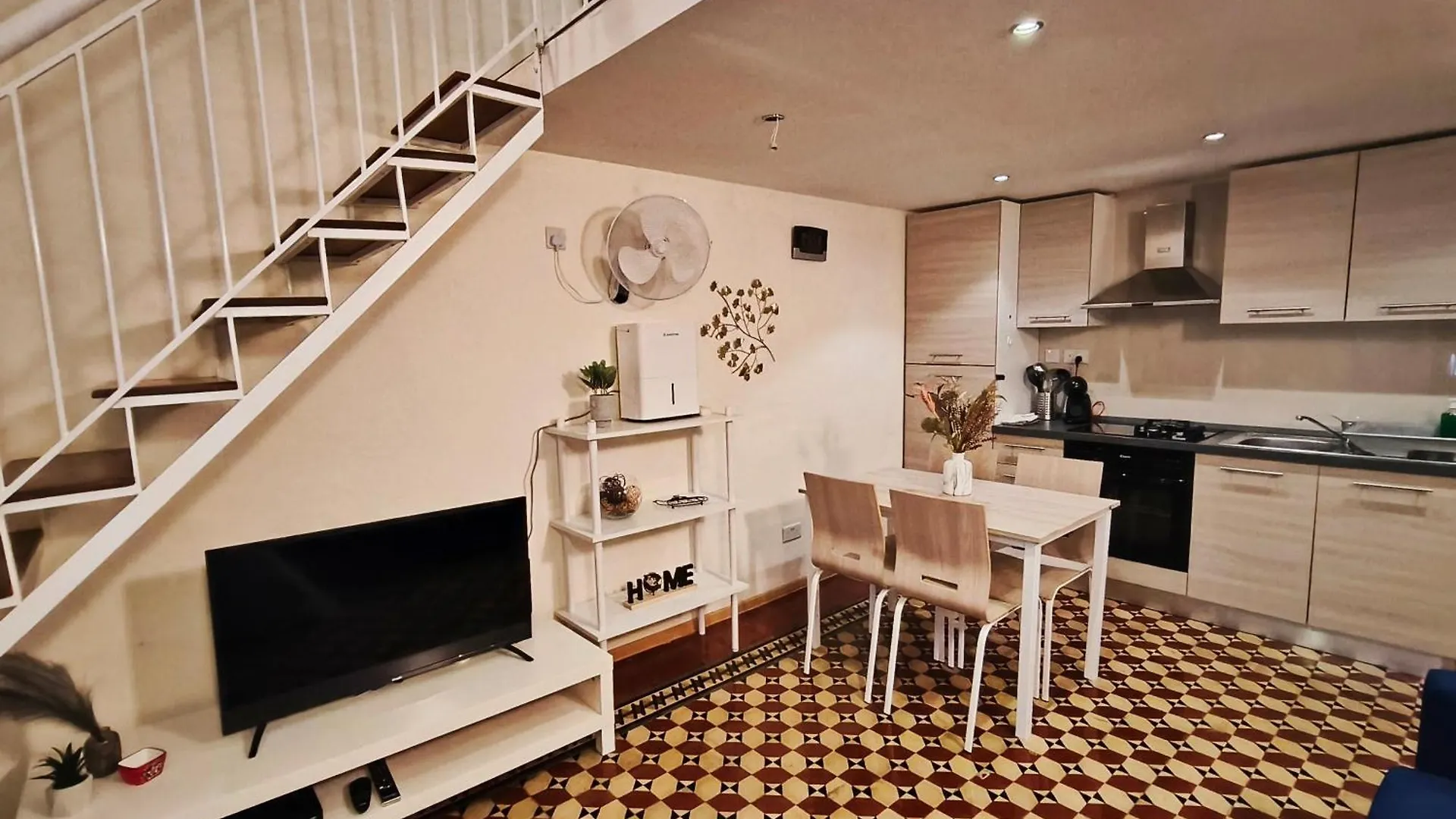 Charming Duplex House, Cinema Room, Valletta Centre