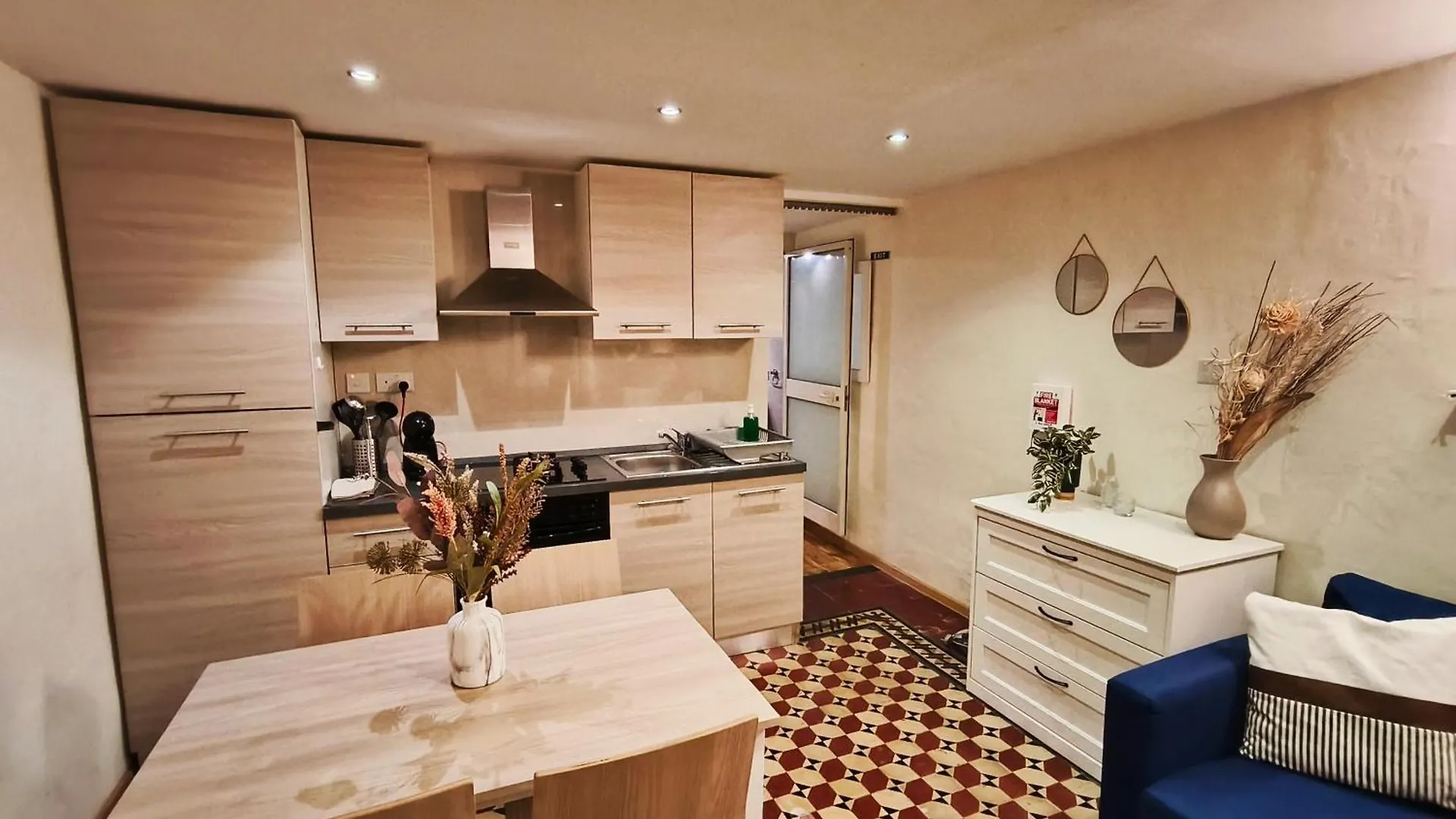 Charming Duplex House, Cinema Room, Valletta Centre Apartment