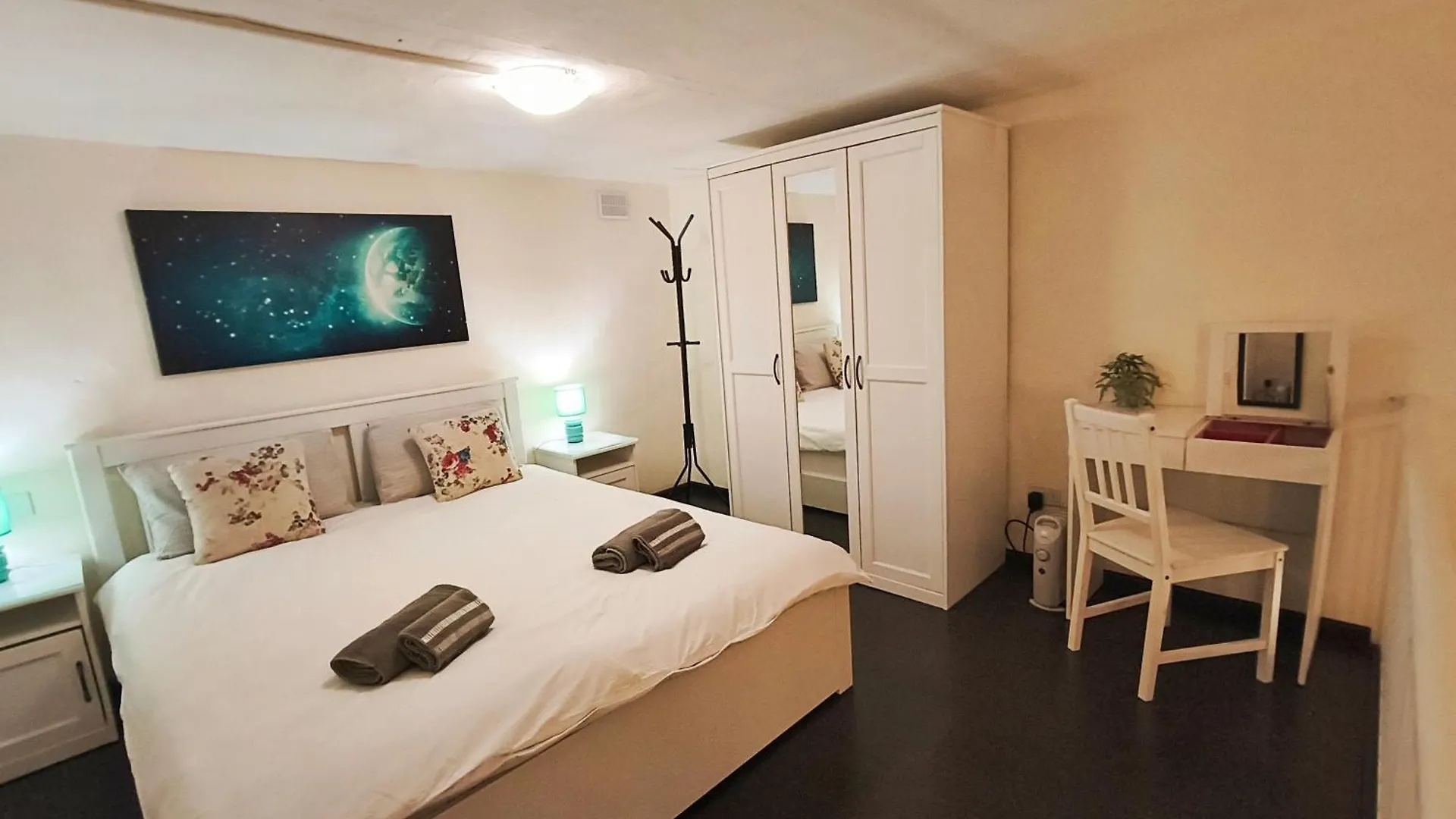 Charming Duplex House, Cinema Room, Valletta Centre Malta