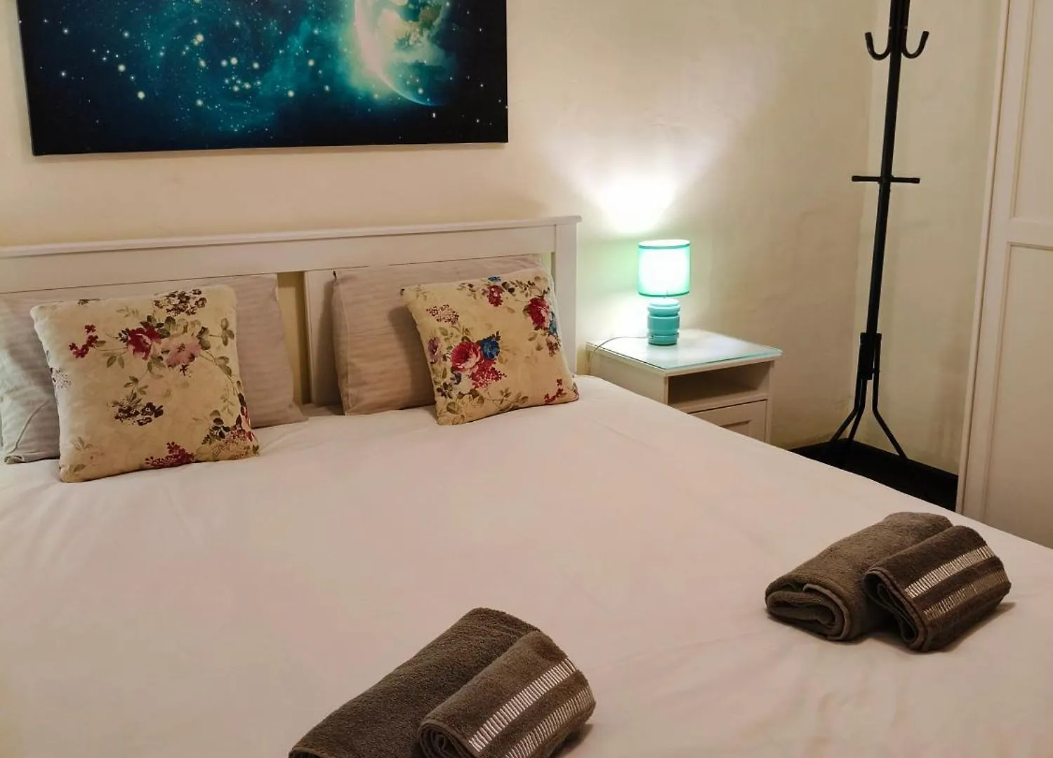 Charming Duplex House, Cinema Room, Valletta Centre Malta